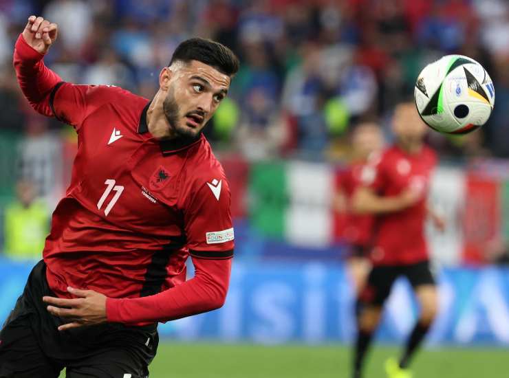 Broja con la maglia dell'Albania