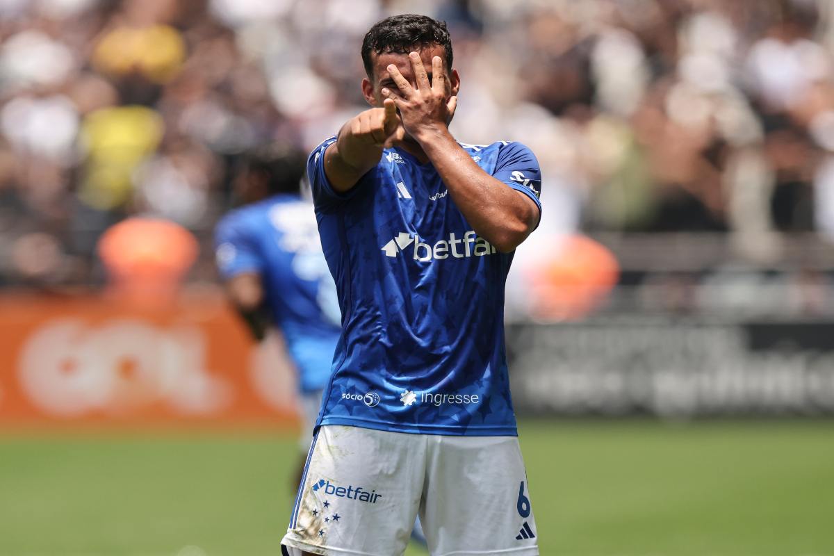 Kaiki Bruno of Cruzeiro celebrates after scoring the first goal of his team during a Brasileirao 2024 match at Neo Quimica Arena on November 20, 2024 in Sao Paulo, Brazil.