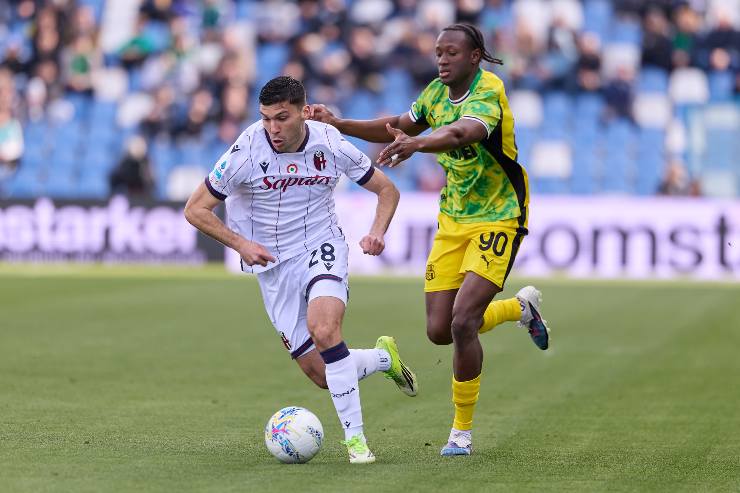Nicolò Cambiaghi of Bologna FC competes for the ball with Ismael Koné of US Sassuolo during the Serie A match between US Sassuolo Calcio and Bologna FC 1909 at Mapei Stadium Citta del Tricolore on March 15, 2026 in Sassuolo, Italy.