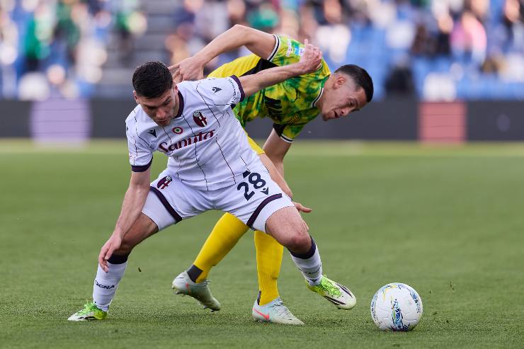 Nicolò Cambiaghi of Bologna FC competes for the ball with Jay Idzes of US Sassuolo during the Serie A match between US Sassuolo Calcio and Bologna FC 1909 at Mapei Stadium Citta del Tricolore on March 15, 2026 in Sassuolo, Italy.