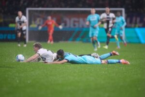 Sorensen e Orsolini a terra dopo un contrasto in Parma Bologna