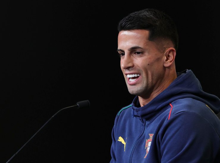 Cancelo sorridente in primo piano