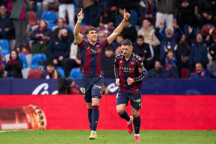  Carlos Espí esulta dopo un gol