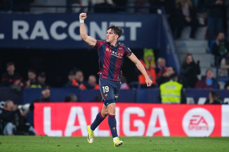 Carlos Espí esulta dopo un gol