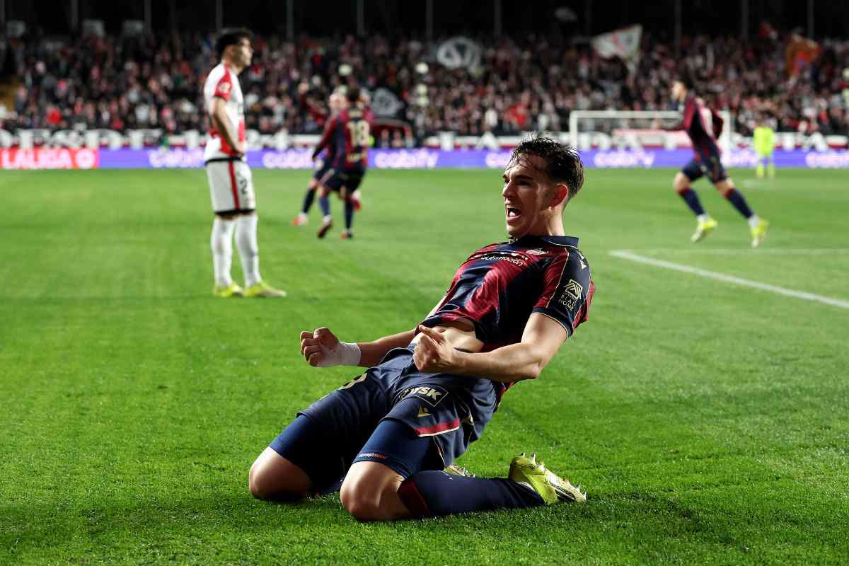 Carlos Espí esulta dopo un gol