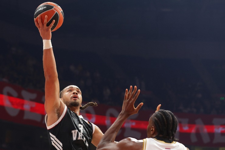 Carsen Edwards va a canestro