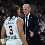 Carsen Edwards discute con il suo allenatore