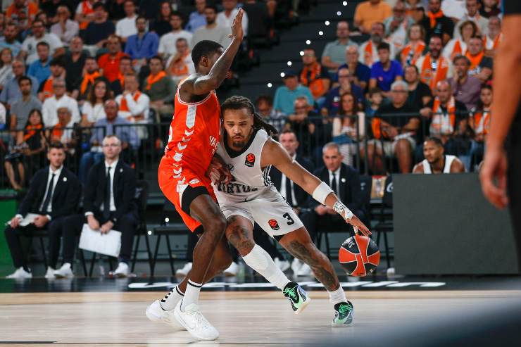 Carsen Edwards dribbla l'avversario