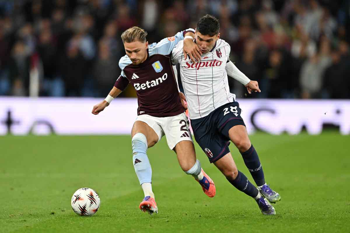 Mario Cash e Nicolò Cambiaghi durante Aston Villa-Bologna di Europa League dello scorso settembre