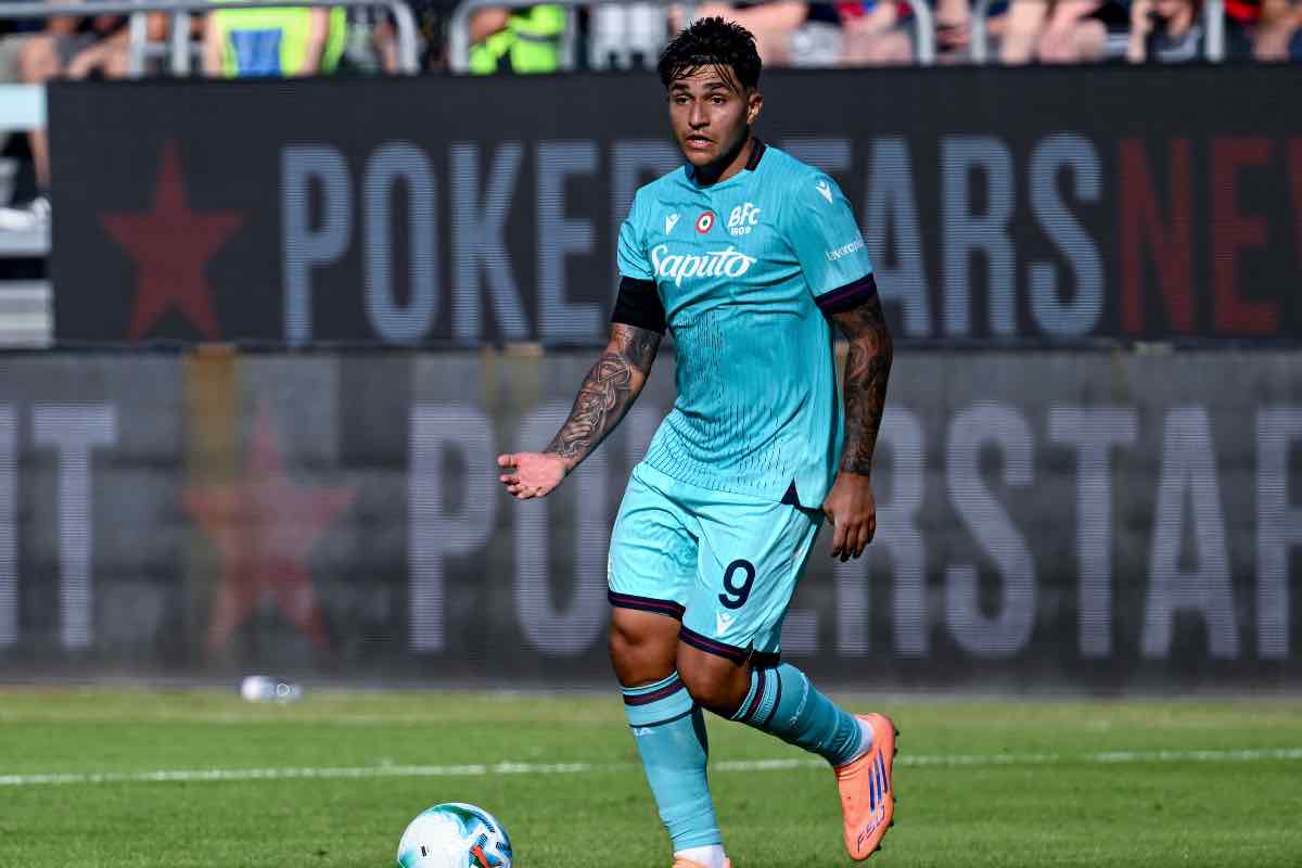 Santiago Castro in azione durante Cagliari-Bologna