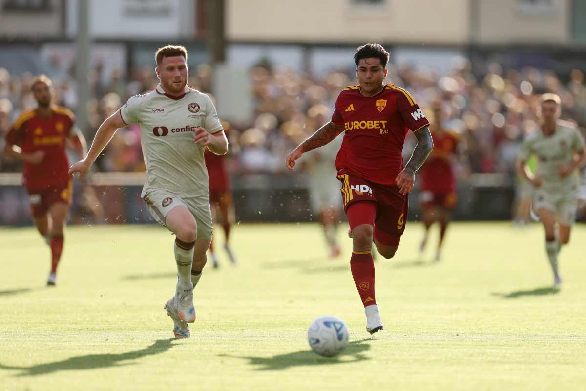 Santiago Castro in azione durante l’amichevole Newport County-Roma