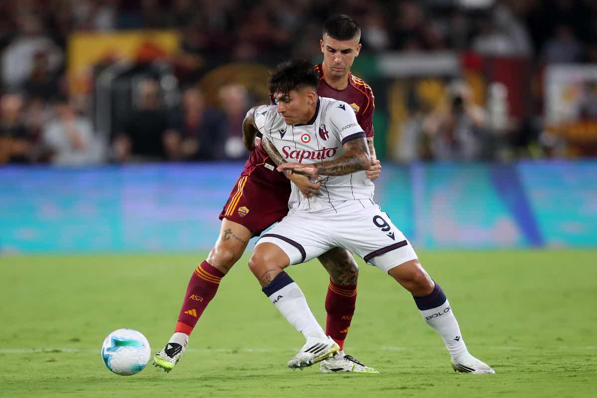 Gianluca Mancini a contrasto con Santiago Castro