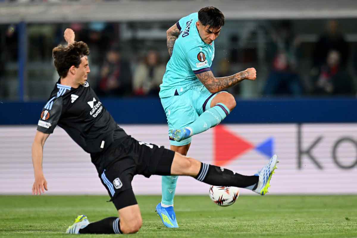 Santiago Castro e Pau Torres durante Bologna-Aston Villa di Europa League