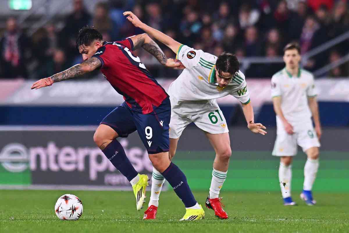 Castro e Pisilli a duello durante Bologna-Roma di Europa League
