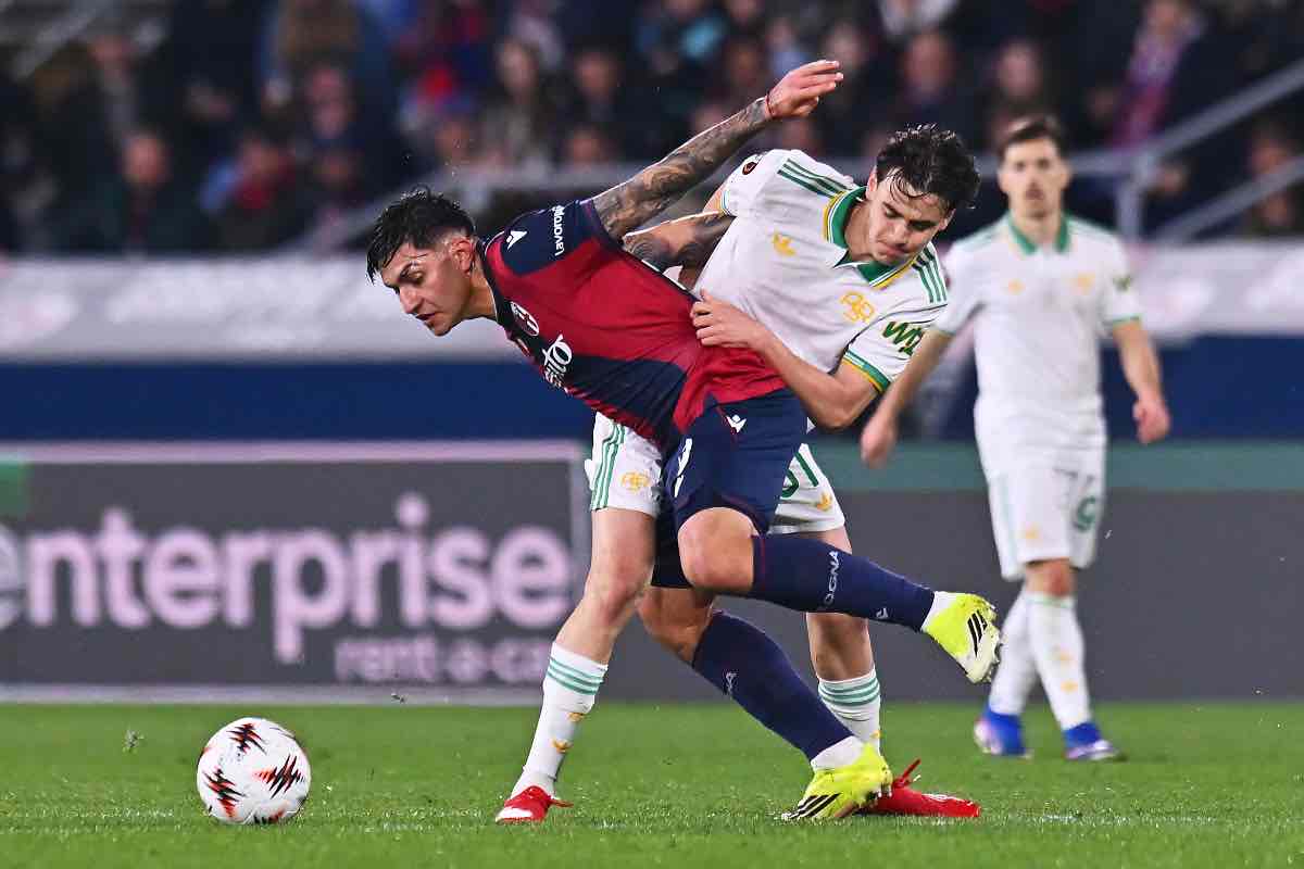 Castro e Pisilli a duello durante Bologna-Roma di Europa League