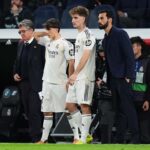 Cesar Palacios pronto ad entrare in Real Madrid-Elche, al suo fianco il compagno Manuel Angel e il mister Arbeloa
