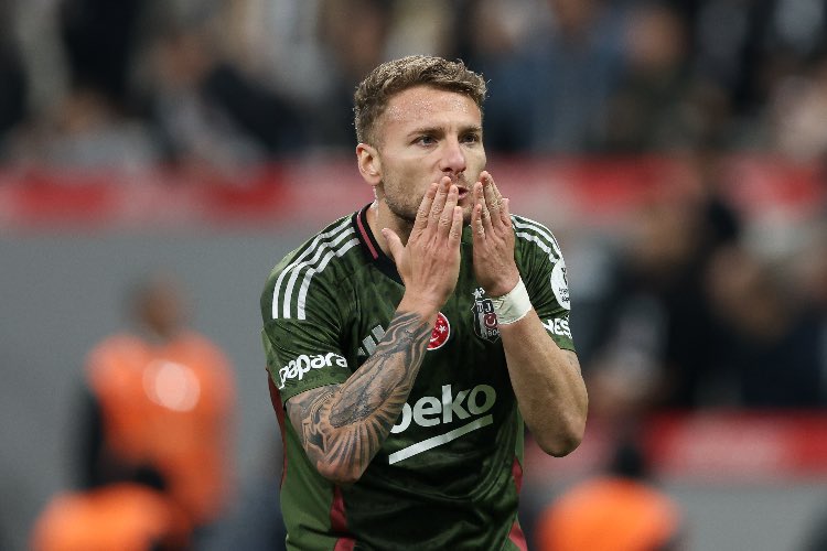 Ciro Immobile in campo con la maglia del Besiktas