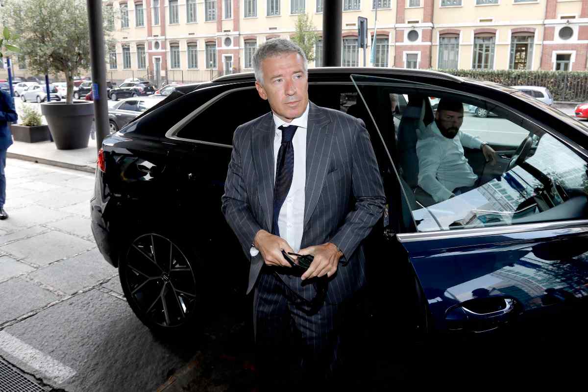 Claudio Fenucci scende dall'auto