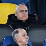 Claudio Lotito pensieroso in tribuna all'Olimpico