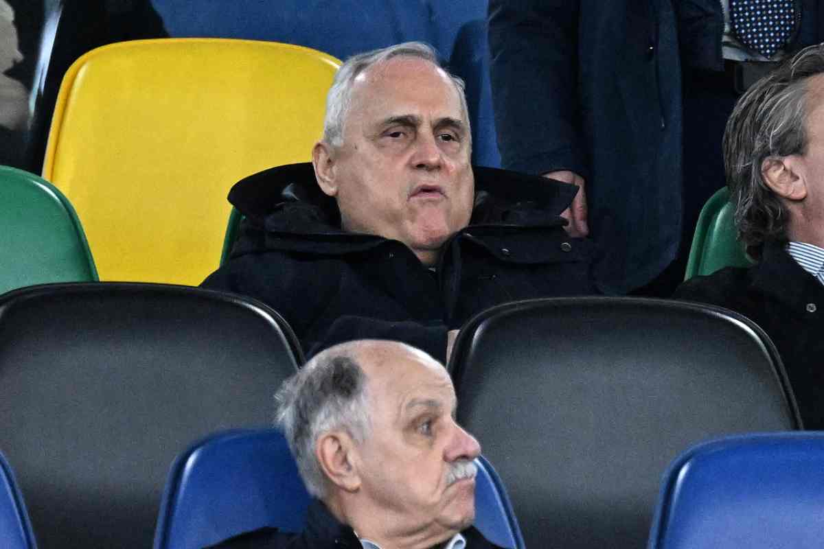 Claudio Lotito pensieroso in tribuna all'Olimpico