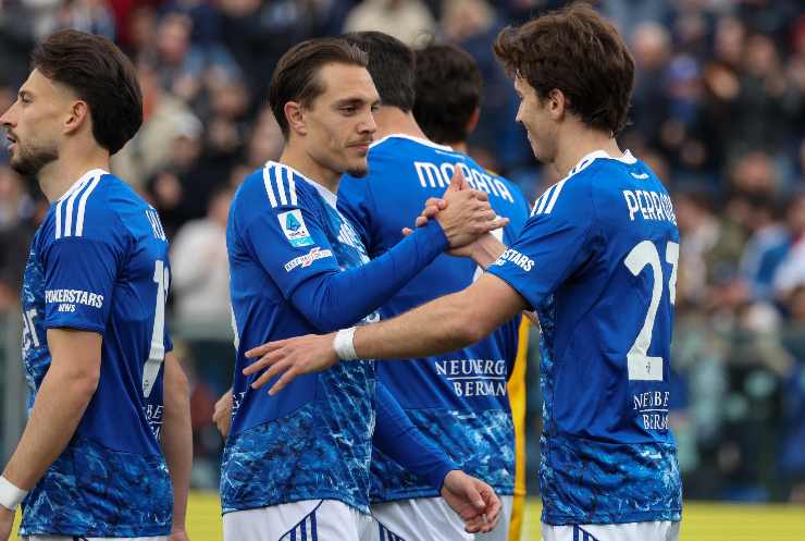 Il Como esulta dopo un gol