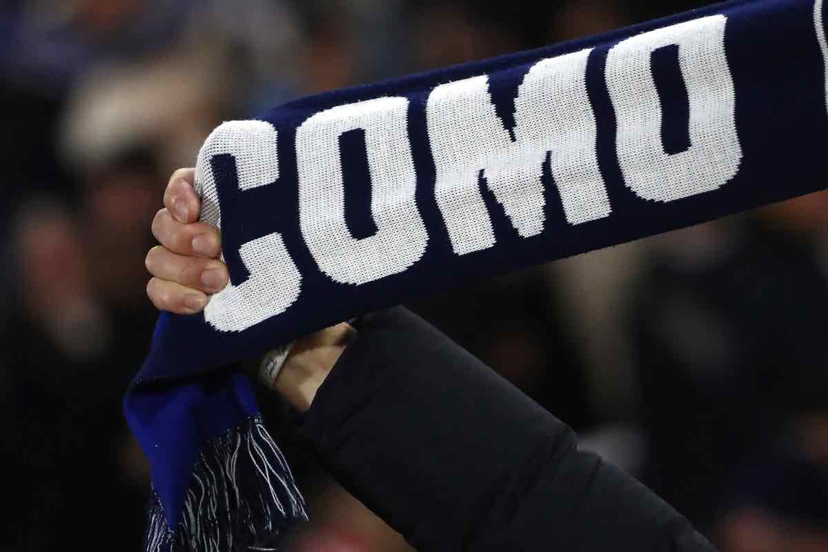 Una sciarpa con la scritta Como mostrata durante Como-Inter