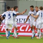 I giocatori del Como esultano dopo il gol