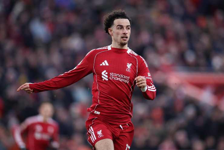 Curtis Jones con la maglia del Liverpool