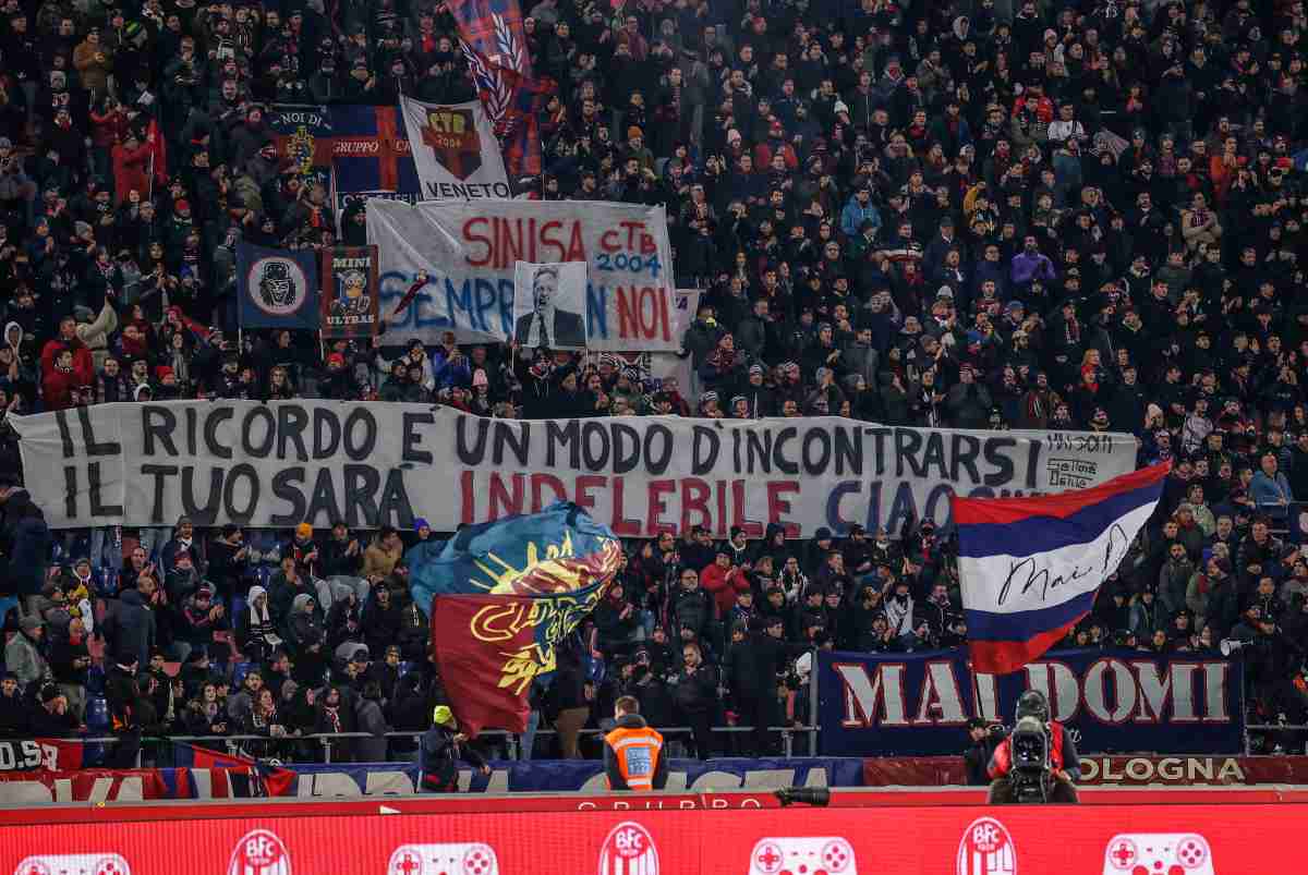 Curva Bologna con striscione in memoria di Sinisa Mihajlovic