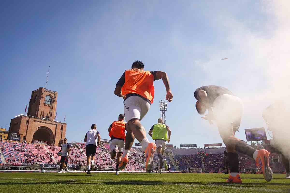 I giocatori del Bologna entrano in campo allo stadio Dall’Ara