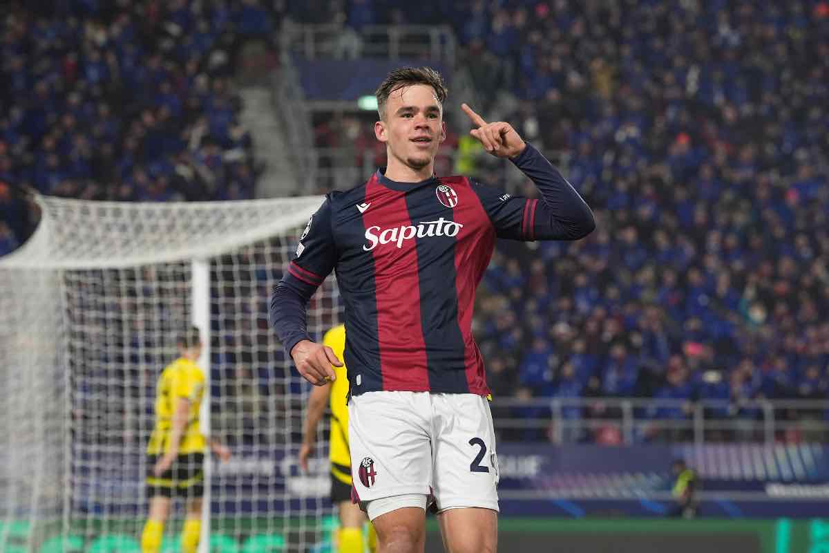 Thijs Dallinga esulta dopo il gol in Champions League