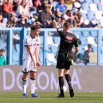 Kevin Bonacina, referee of the match shows a yellow card to Thijs Dallinga of Bologna FC during the Serie A match between US Sassuolo Calcio and Bologna FC 1909 at Mapei Stadium Citta del Tricolore on March 15, 2026 in Sassuolo, Italy.