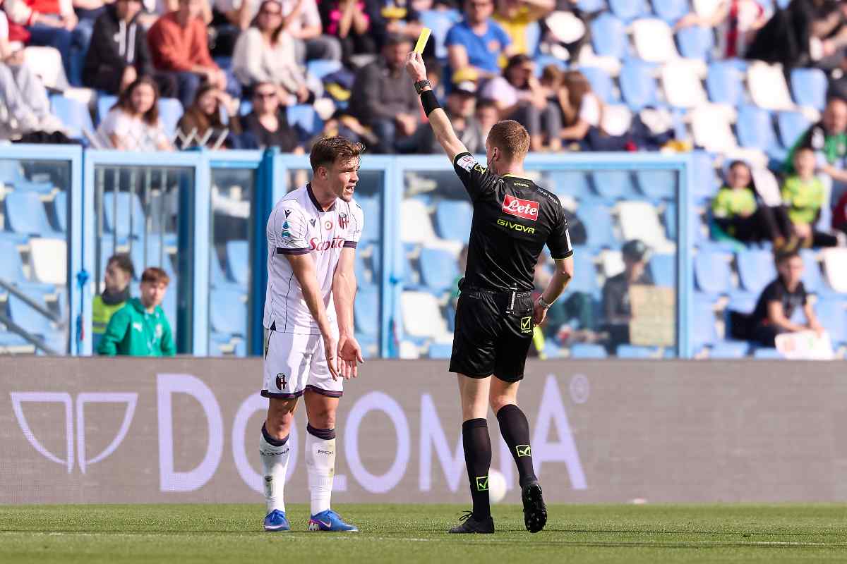 Kevin Bonacina, referee of the match shows a yellow card to Thijs Dallinga of Bologna FC during the Serie A match between US Sassuolo Calcio and Bologna FC 1909 at Mapei Stadium Citta del Tricolore on March 15, 2026 in Sassuolo, Italy.
