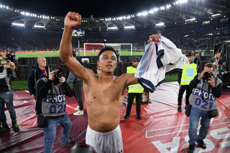 Dan Ndoye in festa dopo la vittoria della Coppa Italia