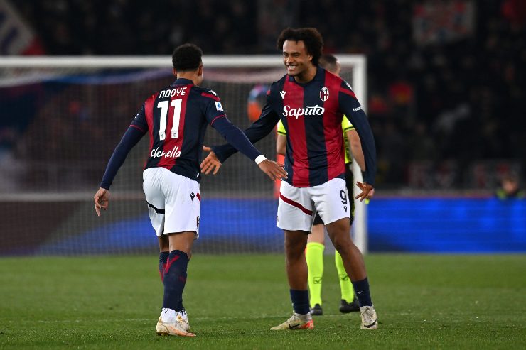 Ndoye e Zirkzee esultano dopo un gol
