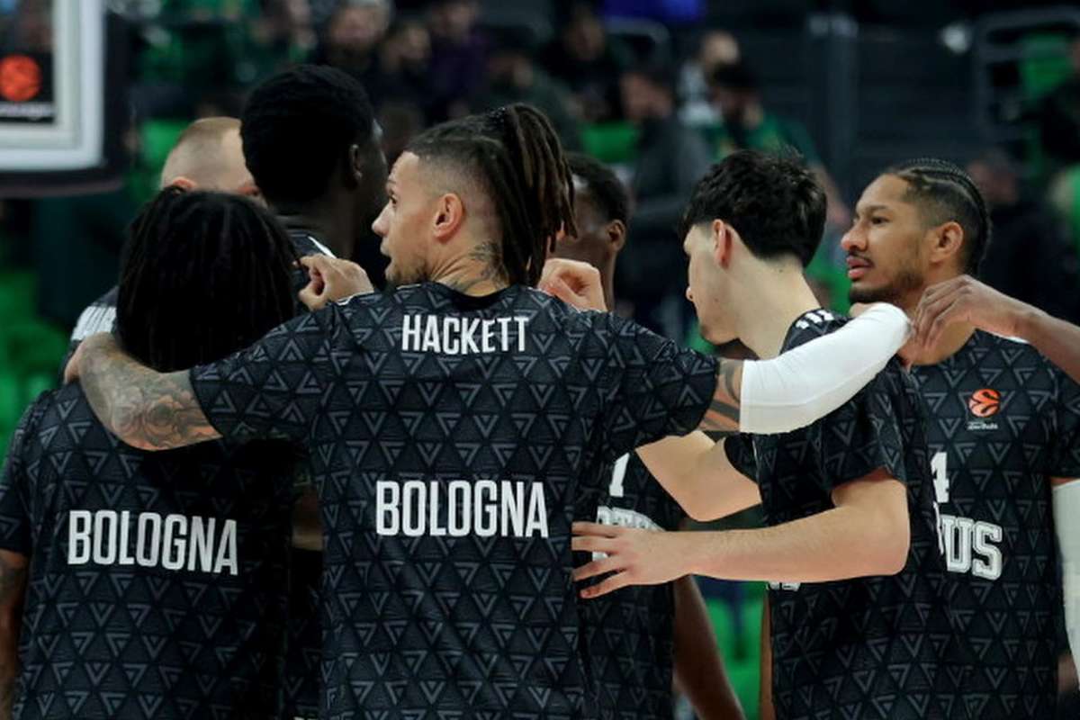 Daniel Hacket abbraccia i compagni