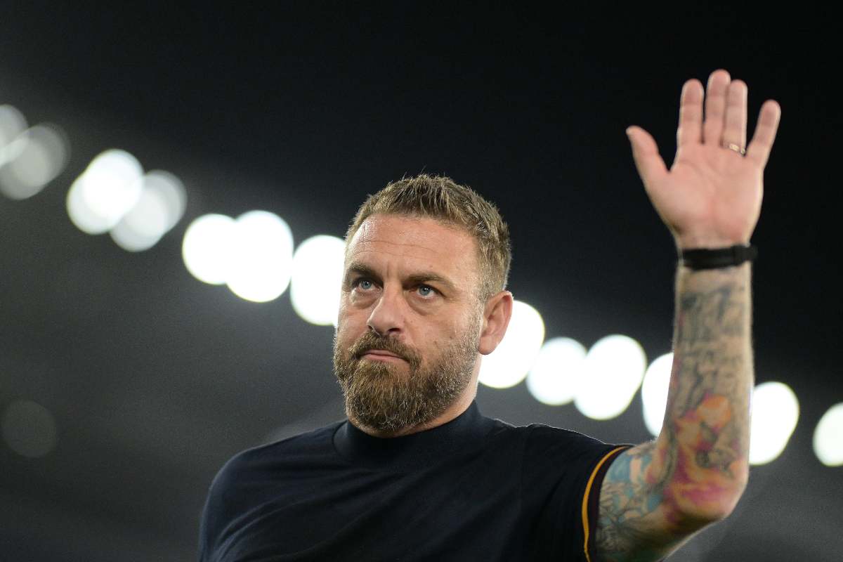 De Rossi saluta