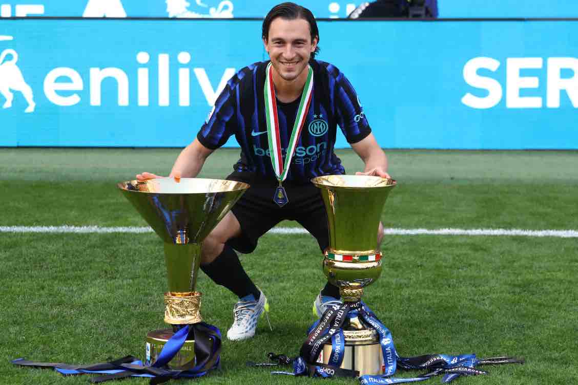 Matteo Darmian con i trofei di Serie A e Coppa Italia