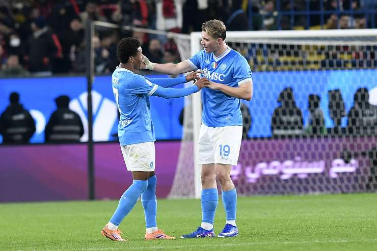 David Neres e Rasmus Hojlund esultano 