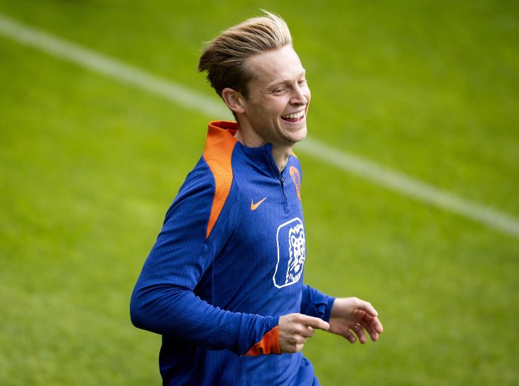 De Jong sorridente in primo piano