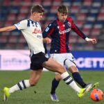 De Ketelaere e Miranda si contendono il pallone durante Bologna-Atalanta
