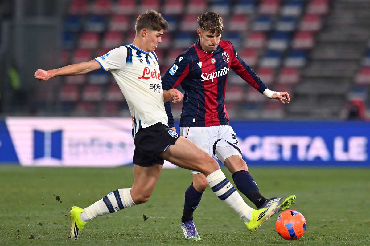 De Ketelaere e Miranda si contendono il pallone durante Bologna-Atalanta