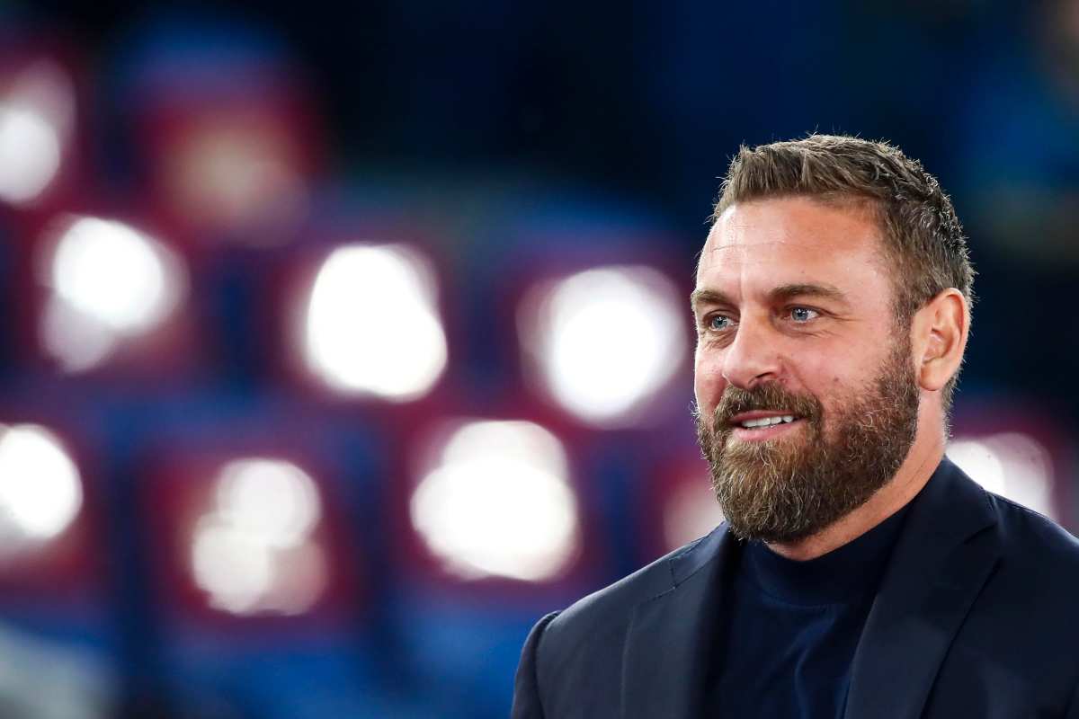 De Rossi sorridente in primo piano