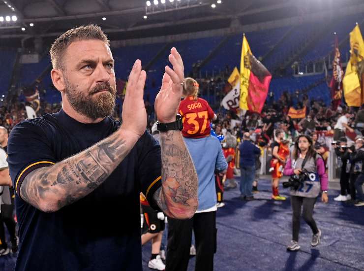De Rossi saluta il pubblico