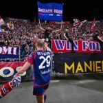 De Silvestri festeggia con i tifosi del Bologna