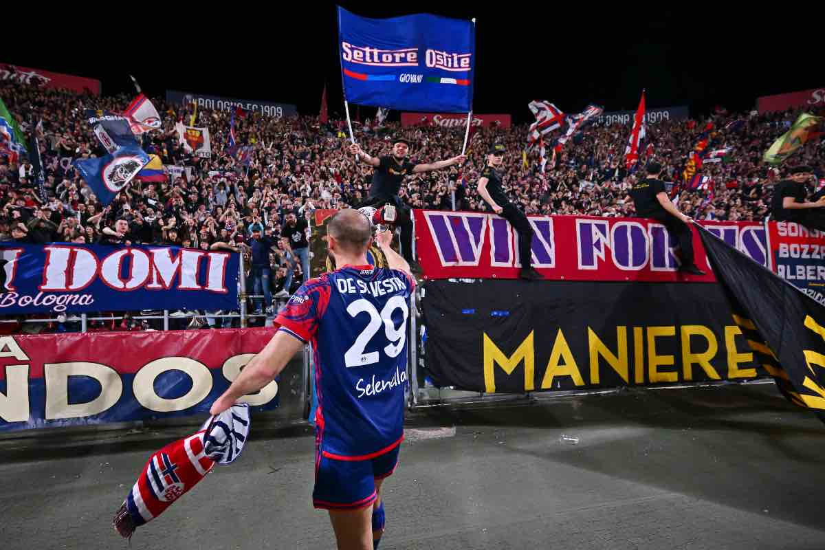 De Silvestri festeggia con i tifosi del Bologna