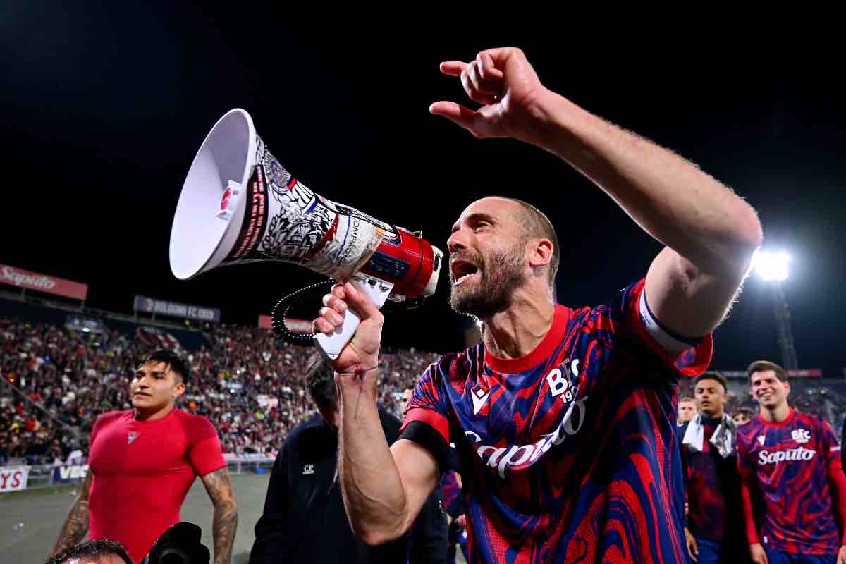 De Silvestri con il megafono per festeggiare insieme ai tifosi