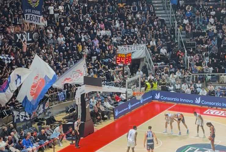 Demonte Harper tira un libero