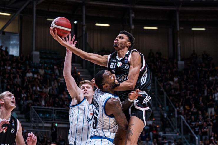 Derek Alston Jr contro Napoli 