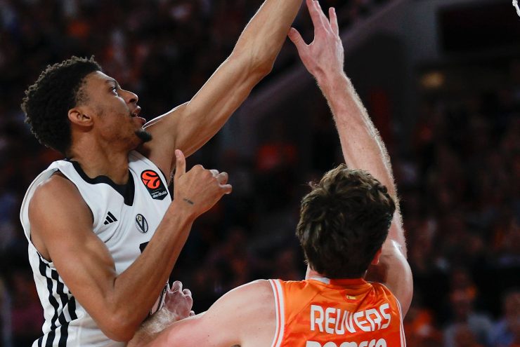 Derrick Alston Jr salta a canestro